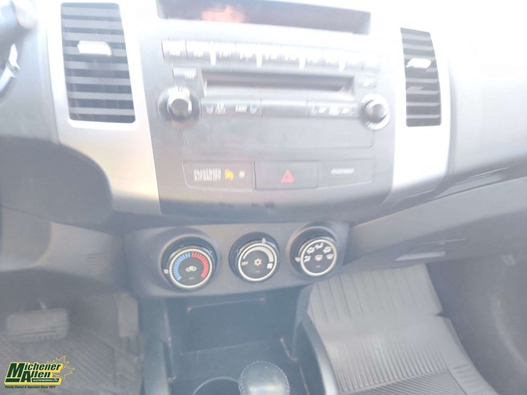 2010-mitsubishi-outlander-image-21