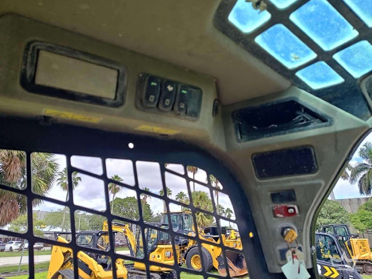 2021-caterpillar-299d3-image-13