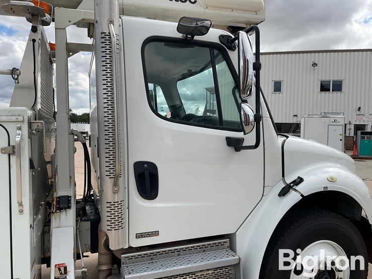 2010-freightliner-m2-106-image-19