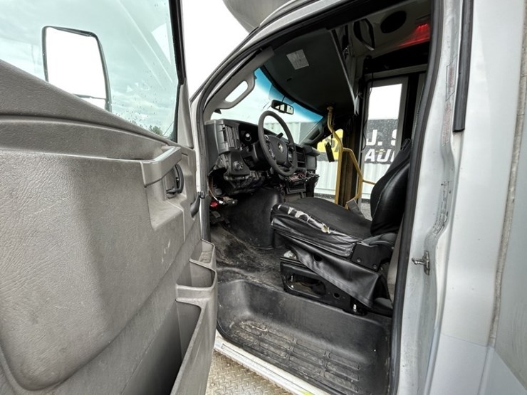 2016-chevrolet-express-paratransit-bus-image-13