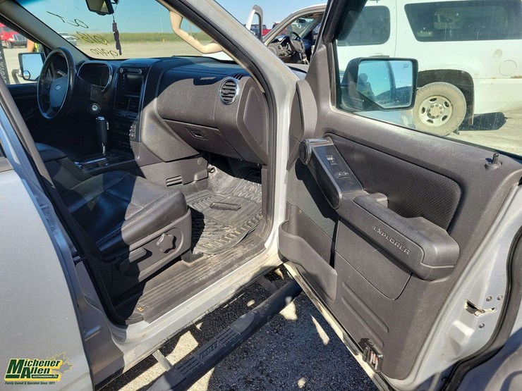 ford-explorer-sport-trac-image-17