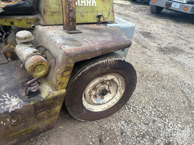 #3332-•-clark-it40b-forklift-image-11