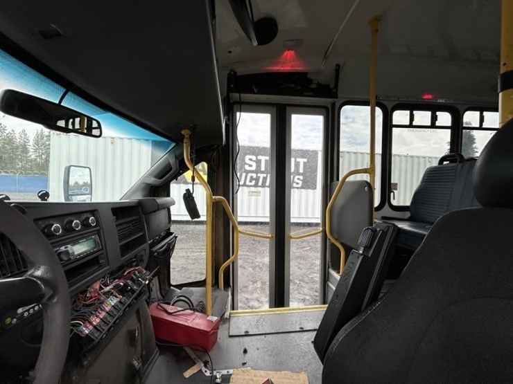 2016-chevrolet-express-paratransit-bus-image-14
