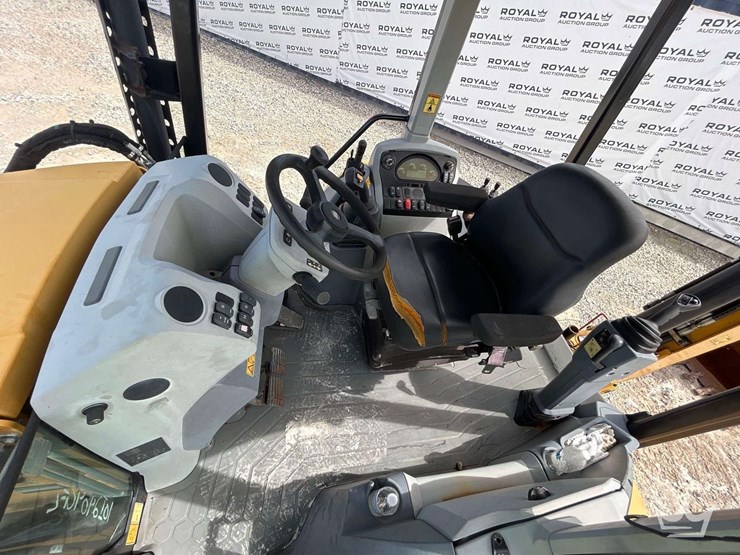 2017-caterpillar-420f2-it-image-31