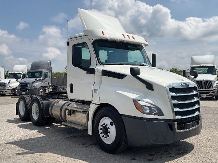 2019-freightliner-cascadia-126-image-1