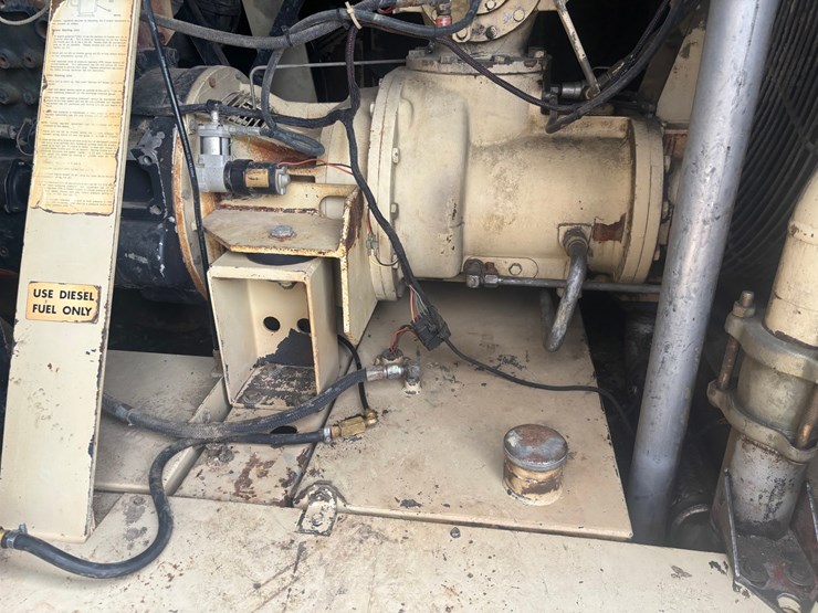 #3338-•-ingersoll-rand-ir900-towable-air-compressor-image-10
