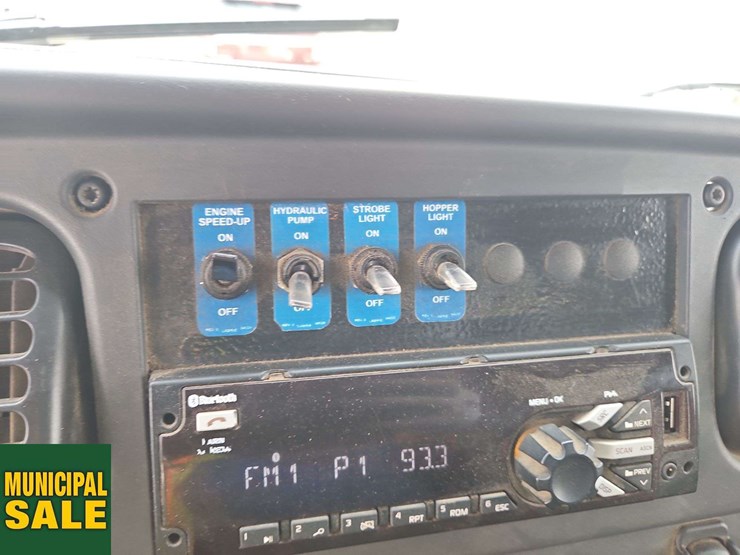 2019-freightliner-m2-106-image-21