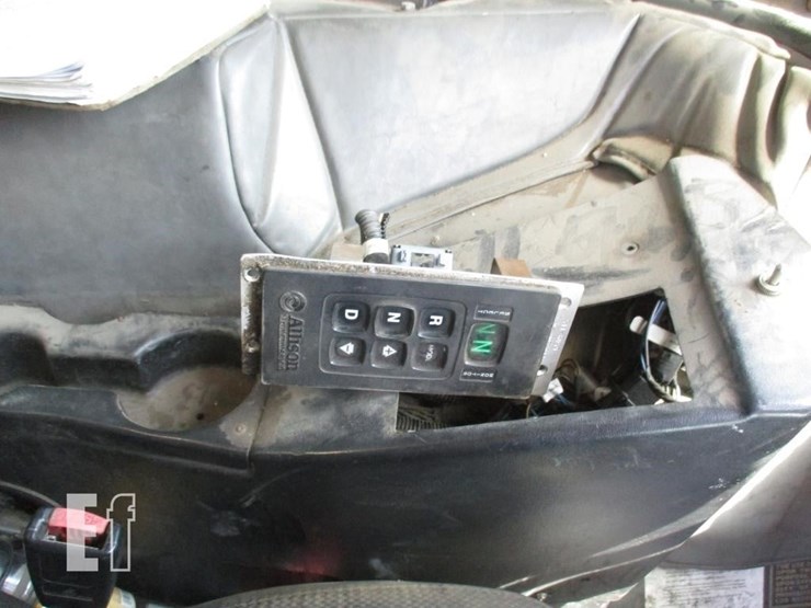 2009-peterbilt-320-image-12