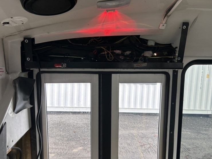 2016-chevrolet-express-paratransit-bus-image-32