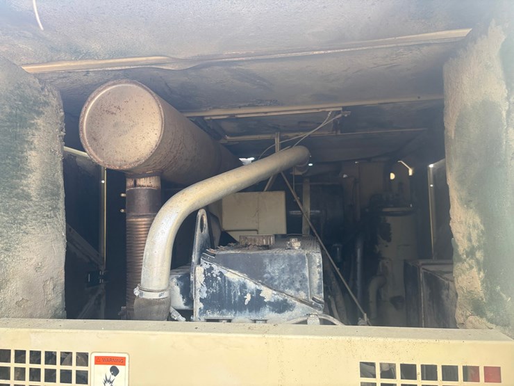 #3338-•-ingersoll-rand-ir900-towable-air-compressor-image-9