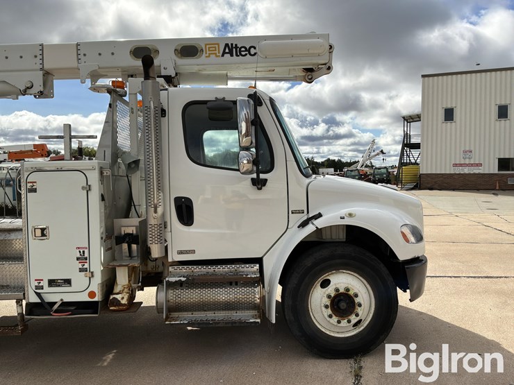 2009-freightliner-m2-106-image-15