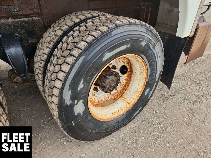 2014-freightliner-m2-106-image-11