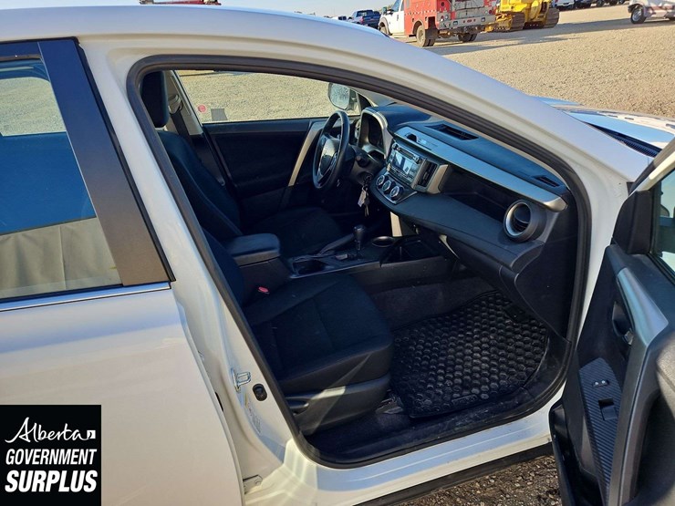 2015-toyota-rav4-le-image-17