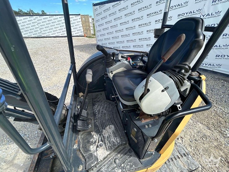 2015-deere-26g-image-22