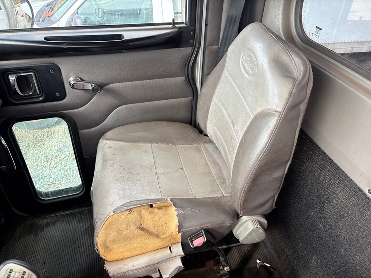 2007-peterbilt-335-image-58