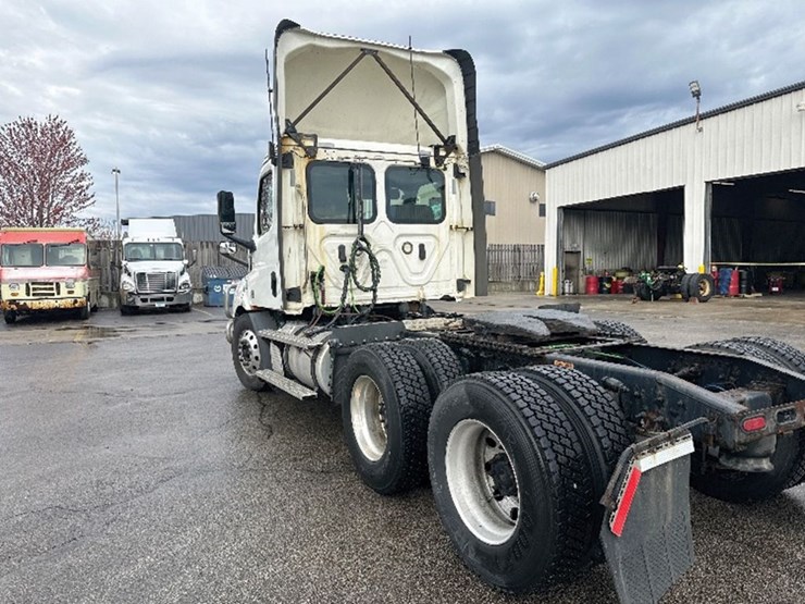 2020-freightliner-cascadia-116-image-2