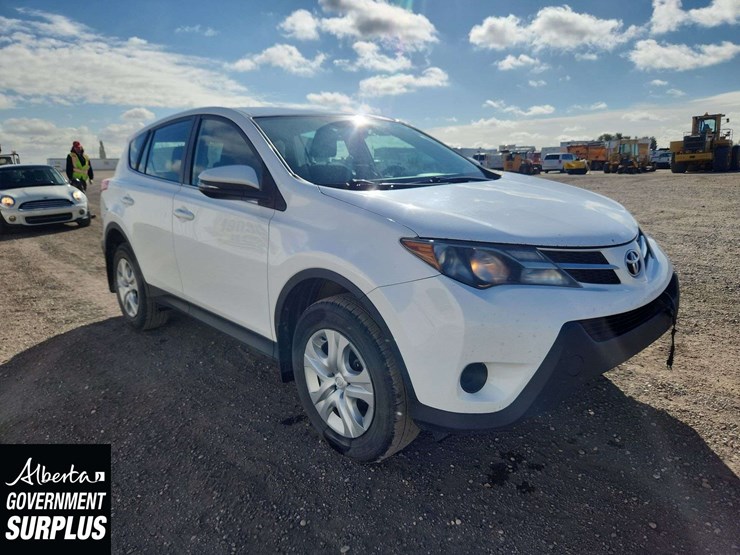 2015-toyota-rav4-le-image-2