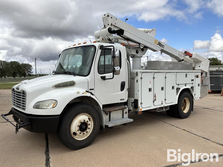 2009-freightliner-m2-106-image-1
