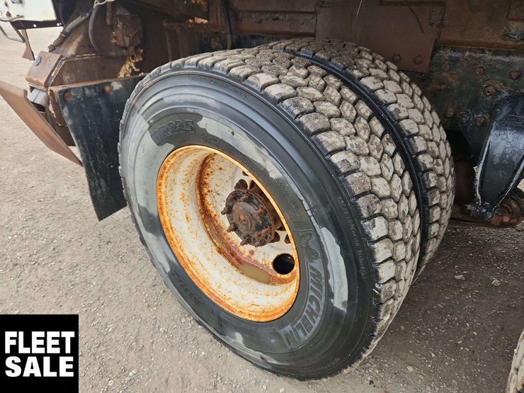2014-freightliner-m2-106-image-12