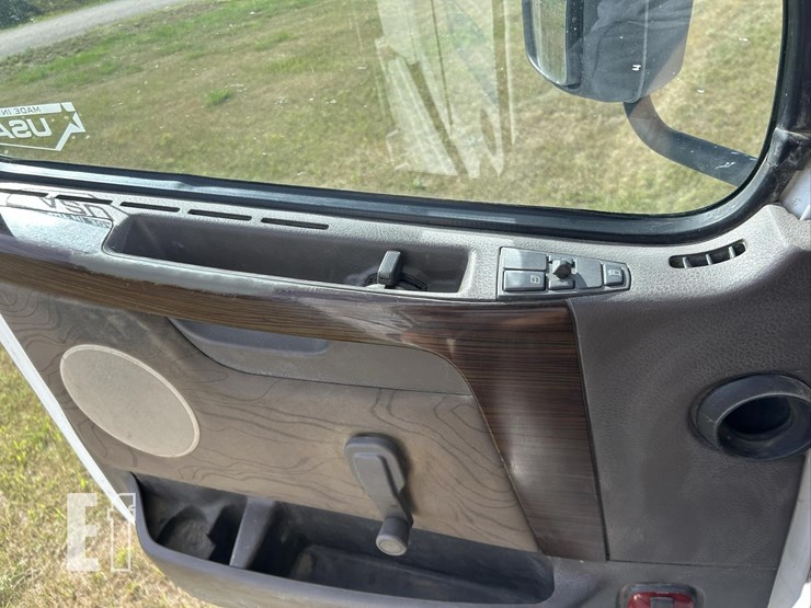 2012-volvo-vnl64t670-image-34