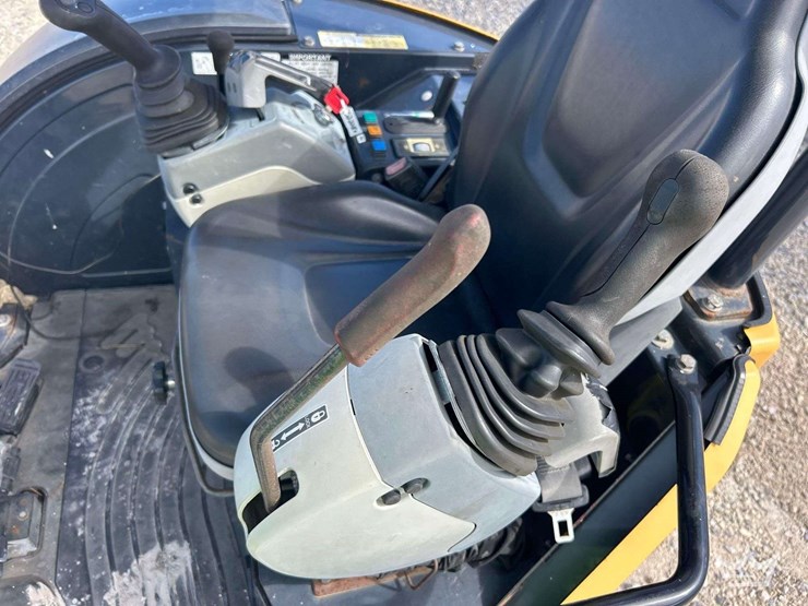 2015-deere-26g-image-25