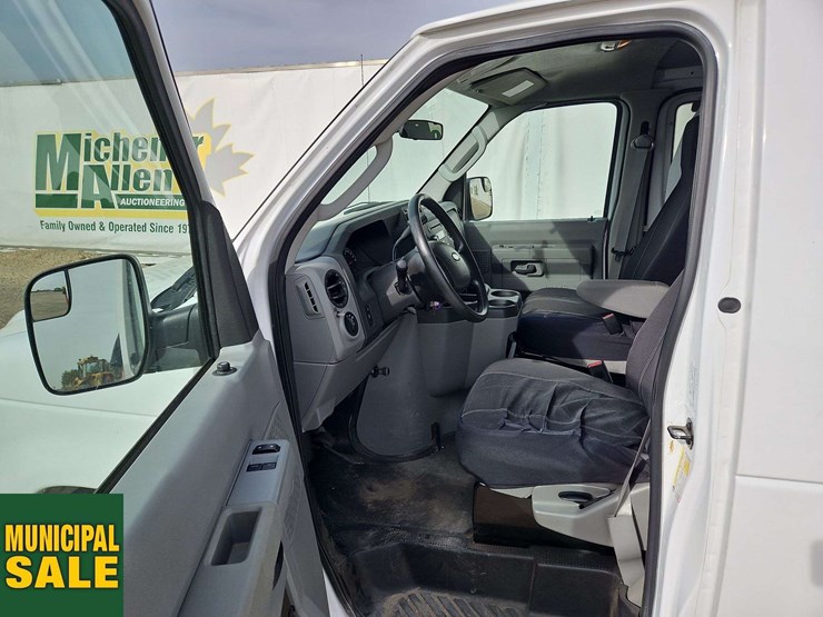2014-ford-cargo-image-13