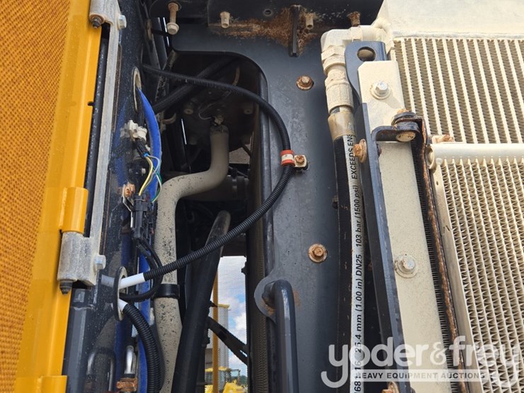 2019-deere-744k-image-45