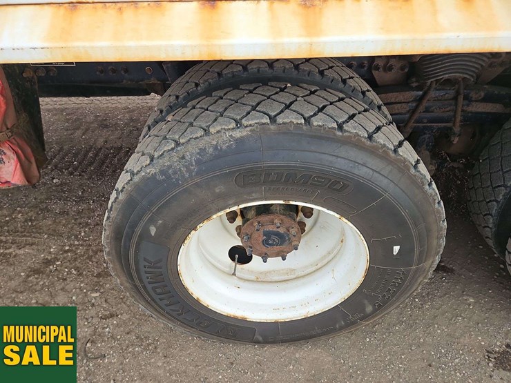 2019-freightliner-m2-106-image-10