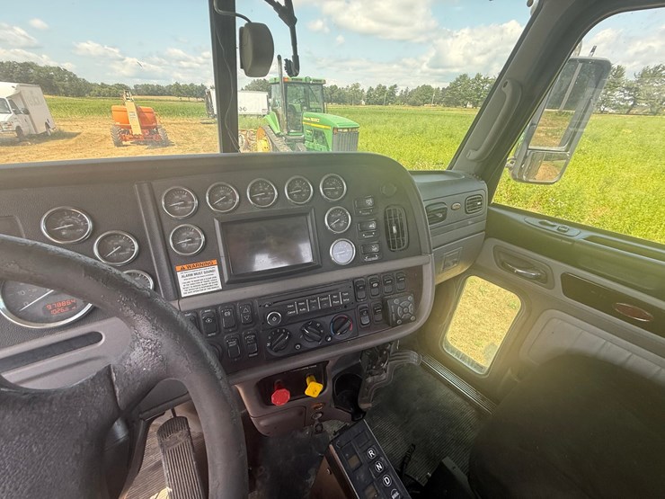 2012-peterbilt-384-image-27