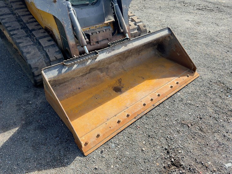 2013-deere-323d-image-8