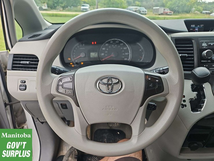 2013-toyota-sienna-image-15