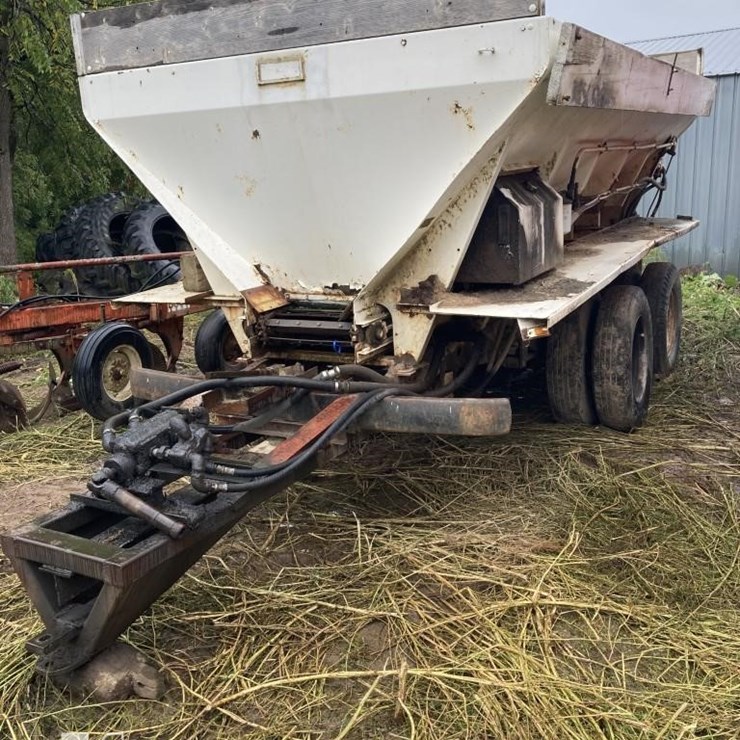 16' FERTILIZER SPREADER 8104