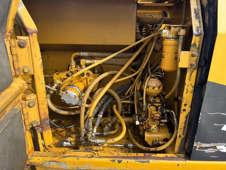 caterpillar-307-image-13