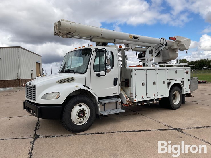 2010-freightliner-m2-106-image-1