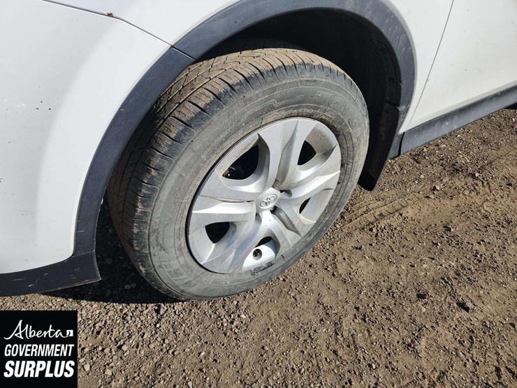 2015-toyota-rav4-le-image-10
