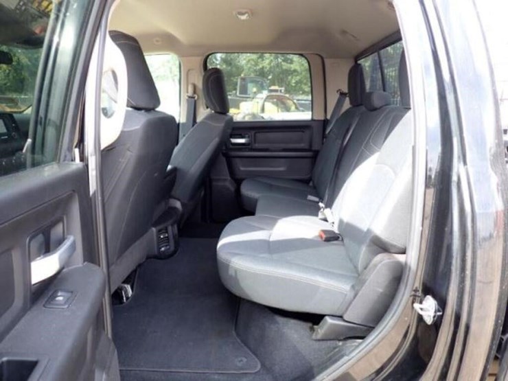 2019-dodge-ram-3500-image-25
