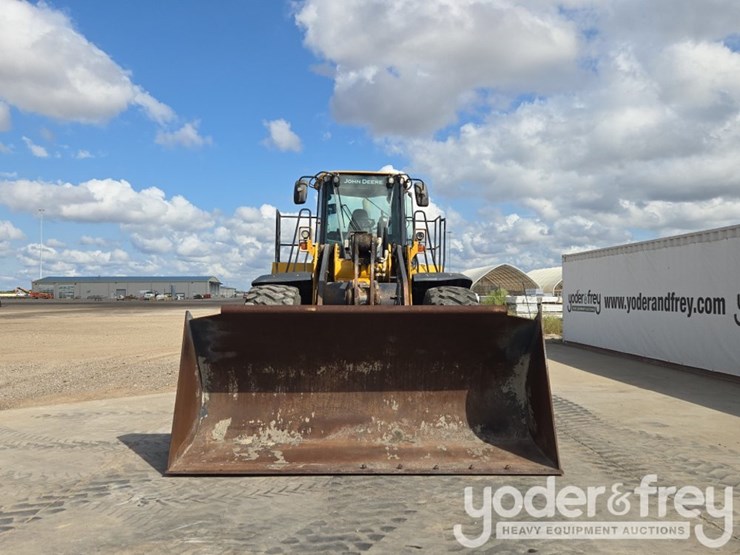 2019-deere-744k-image-8