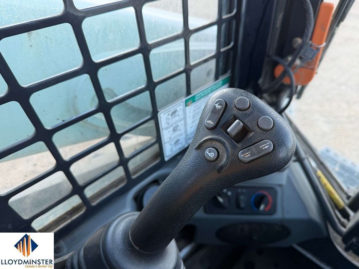 2015-bobcat-s570-image-23