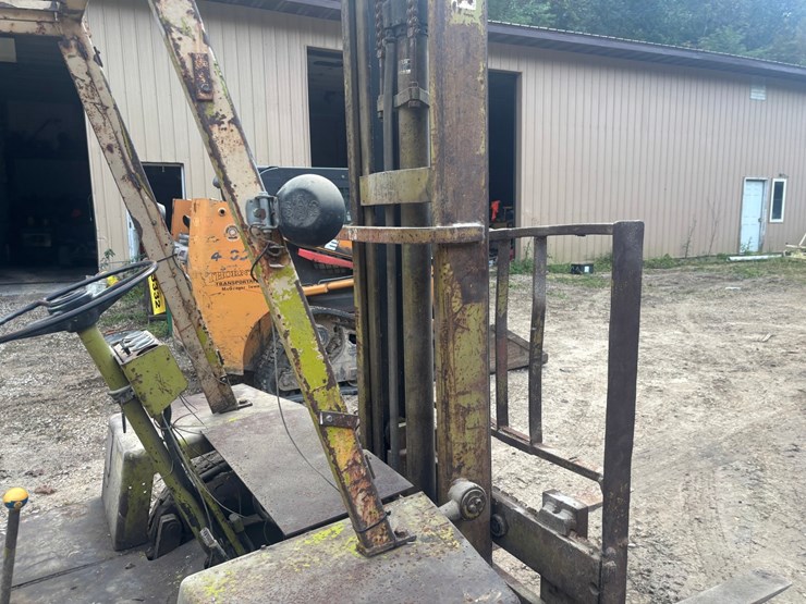 #3332-•-clark-it40b-forklift-image-23