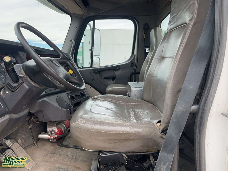 2009-freightliner-m2-106-image-13