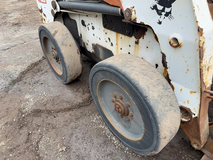 2008-bobcat-s220-image-11