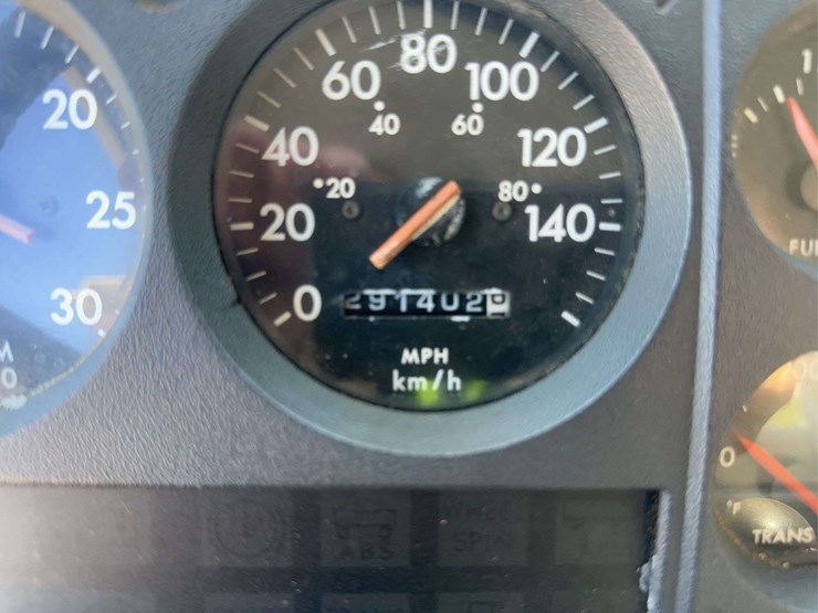 2000-freightliner-fl80-image-25