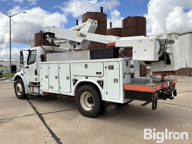 2007-freightliner-m2-106-image-7