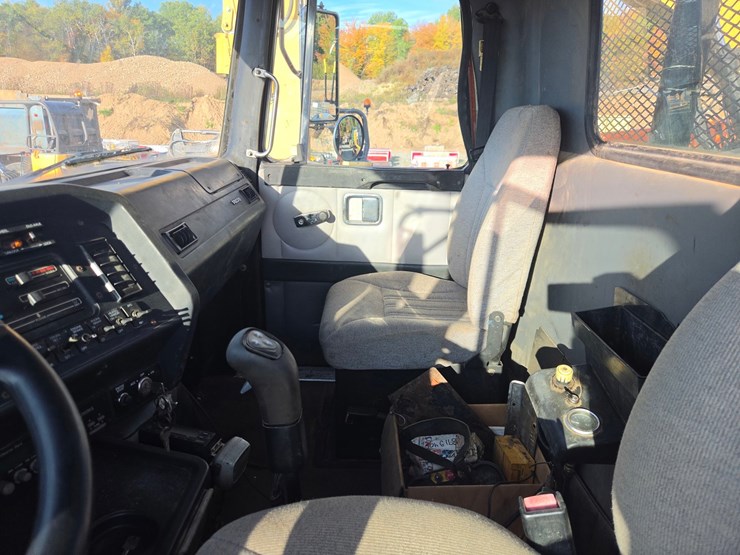 1999-volvo-wg64-image-80