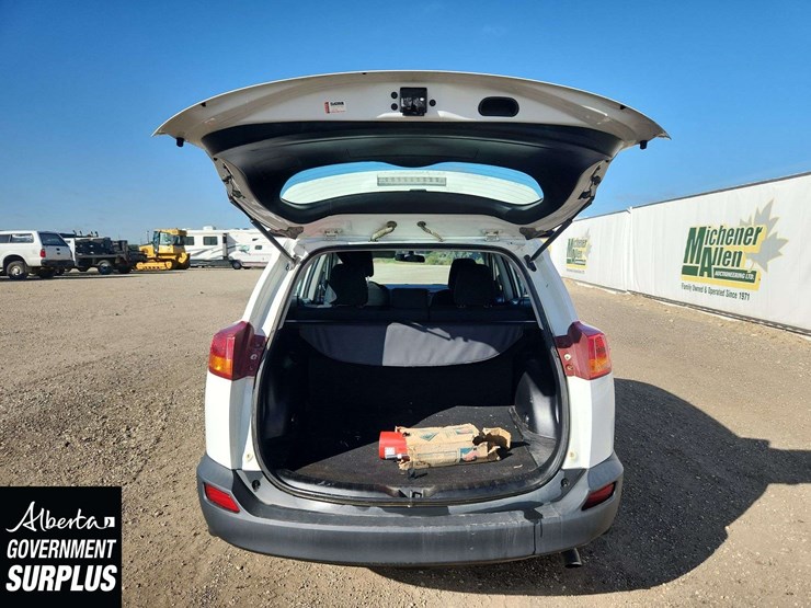 2015-toyota-rav4-le-image-15