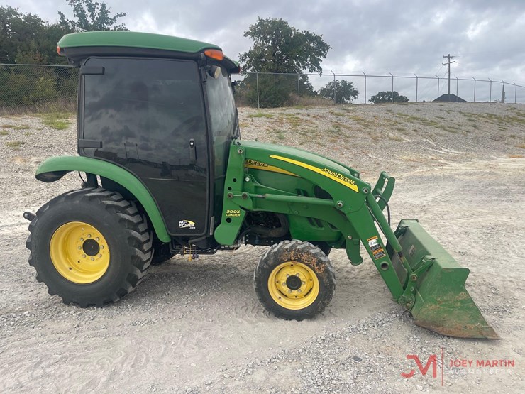 john-deere-3320-image-2