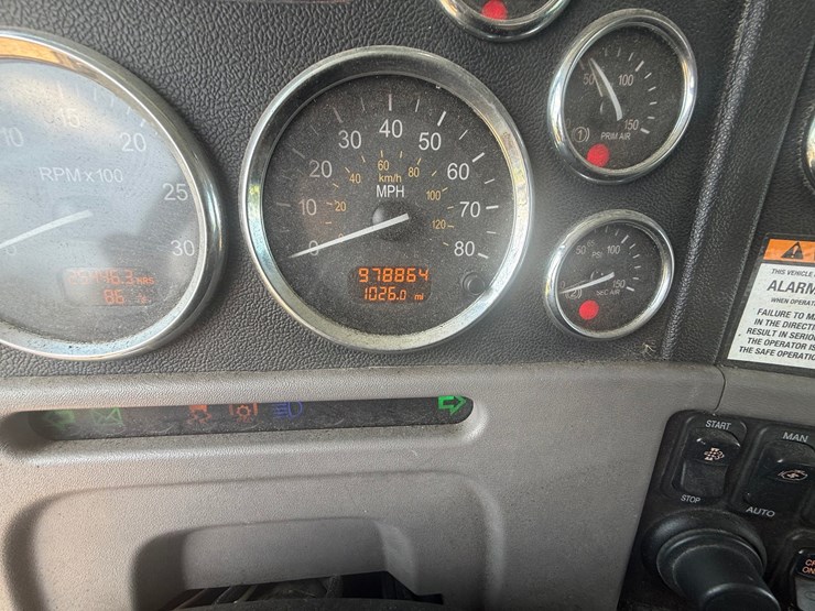 2012-peterbilt-384-image-31