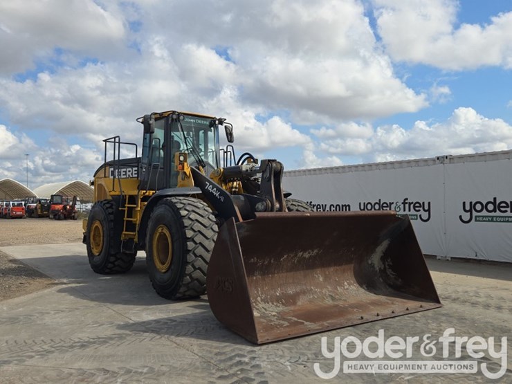 2019-deere-744k-image-7