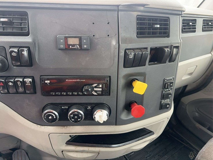 2018-peterbilt-579-image-21