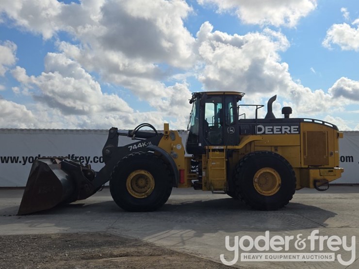 2019-deere-744k-image-2